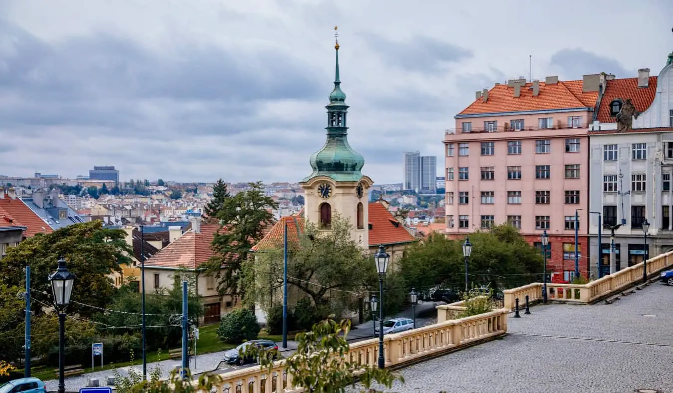 Lingkungan modern Vrsovice, Praha pada siang hari