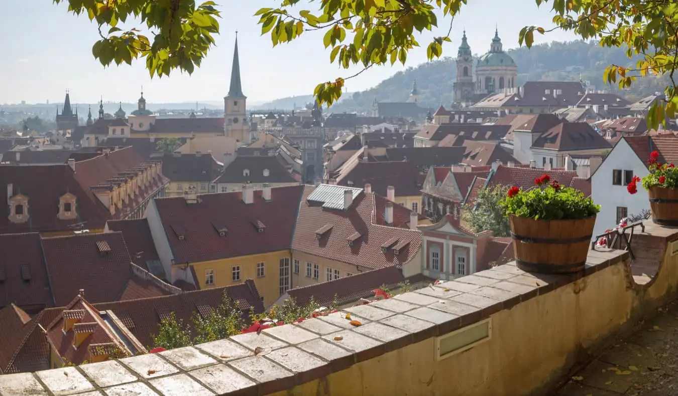 Balkon tenang menghadap Mala Strana di Praha, Czechia