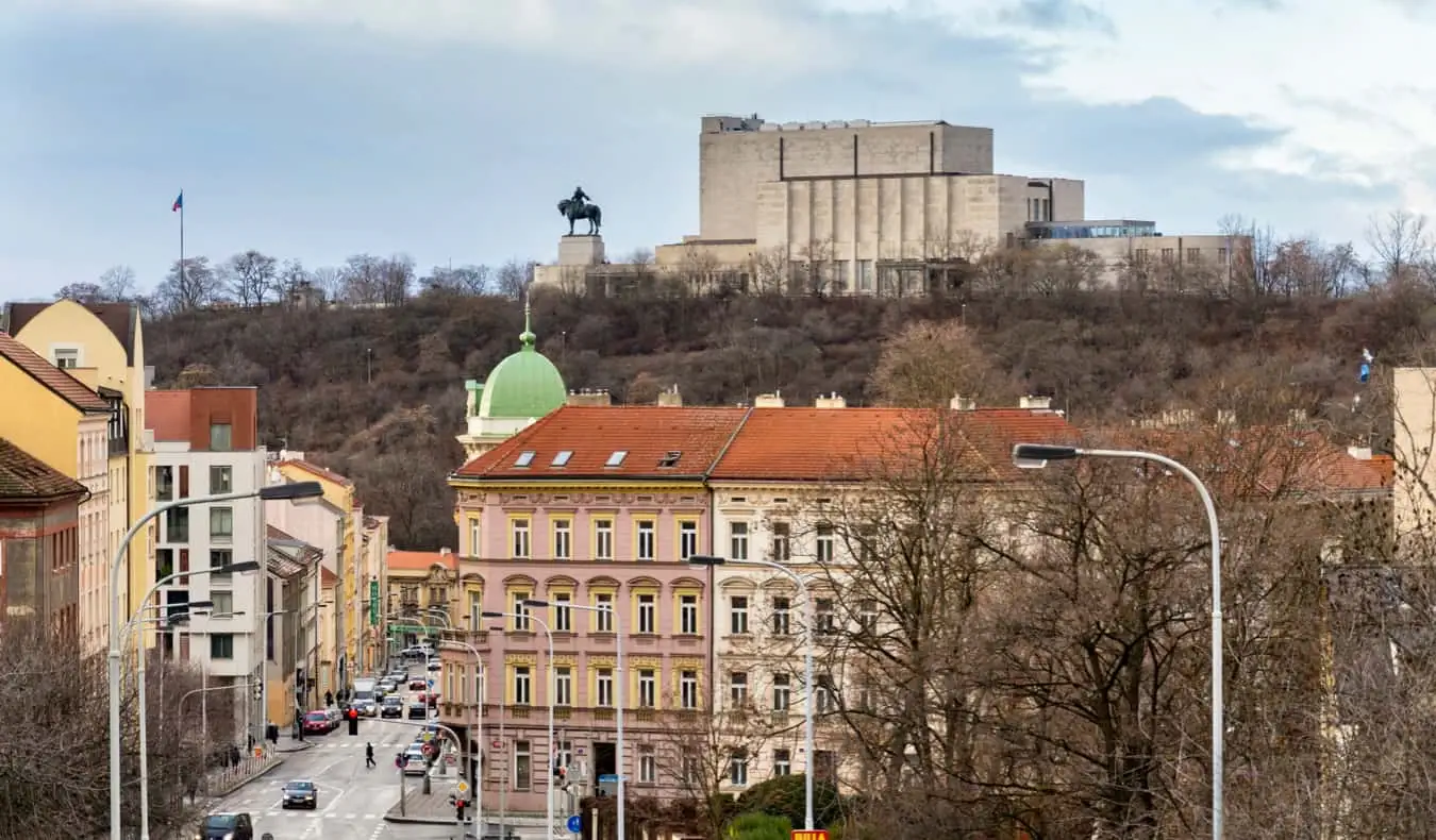 Sebuah patung di kejauhan menghadap lingkungan Karlin di Praha, Czechia