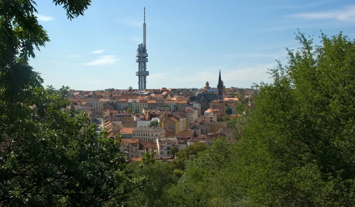 A TV-torony Zizkovban néz a városra, Prága, Csehország