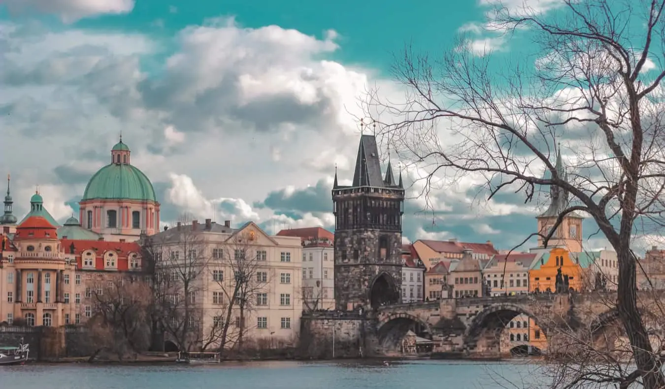 Sebuah jembatan sibuk di Kota Tua Praha yang bersejarah, Czechia