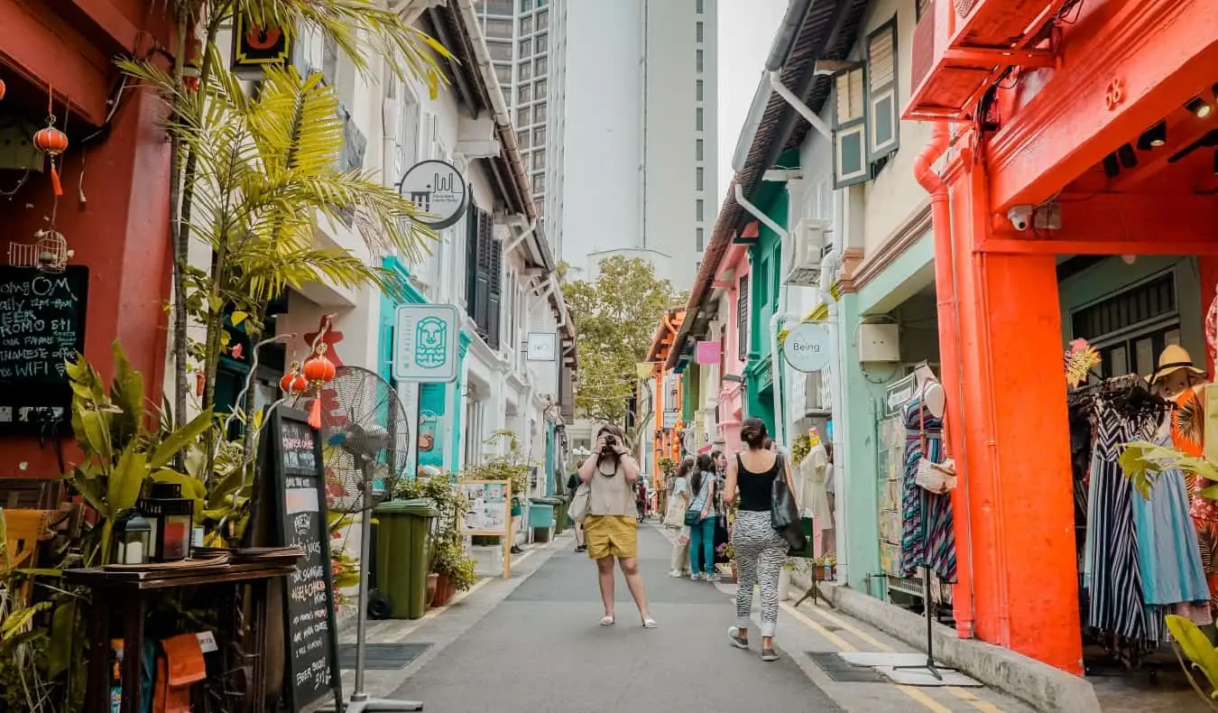 Žmonės fotografuojasi ir vaikšto Haji Lane, pėsčiųjų alėja, kurioje gausu spalvingų parduotuvių ir prekystalių Kampong Glam, Singapūre