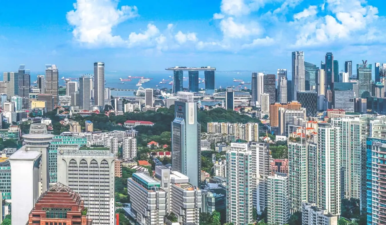 Singapūro miesto panorama, saulėtą dieną tankiai pilna dangoraižių