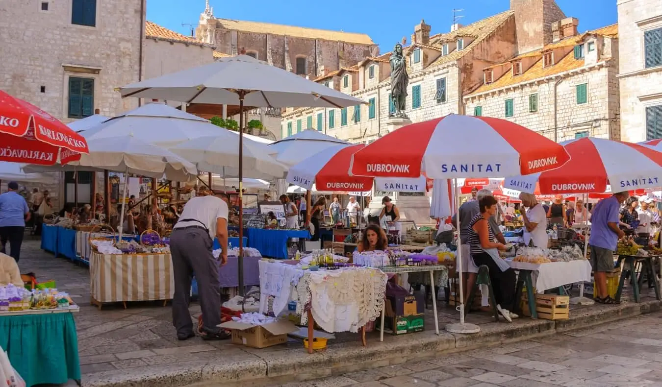 Det udendørs marked i kvarteret Gruz i Dubrovnik, Kroatien