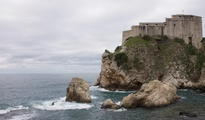 Hırvatistan'ın Dubrovnik kentinde bulutlu bir günde Fort Lovrijenac