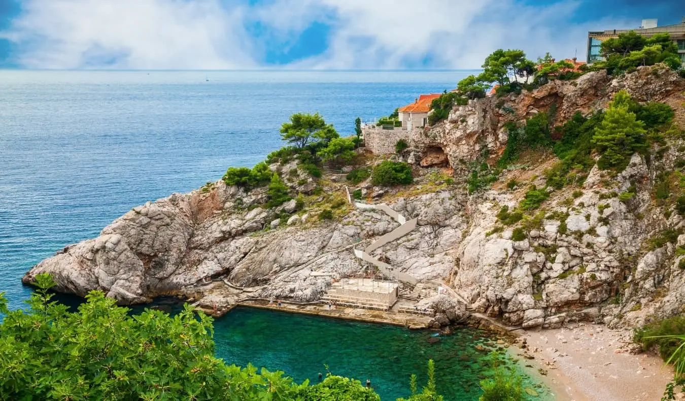 Noslēgtā Bellevue pludmale Montovjernas apkaimē Dubrovnikā, Horvātijā