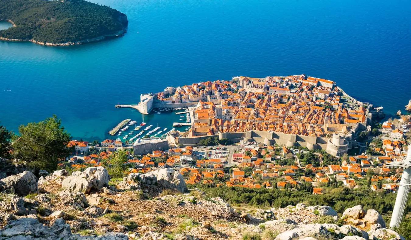 Den travle hovedstad i Dubrovnik, Kroatien, set fra bakkerne ovenfor