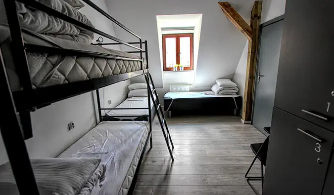 A poznani Soda Hostel spártai hostelbelsője