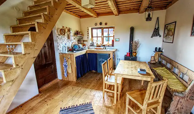 Un acogedor albergue en Rumania con un interior de madera