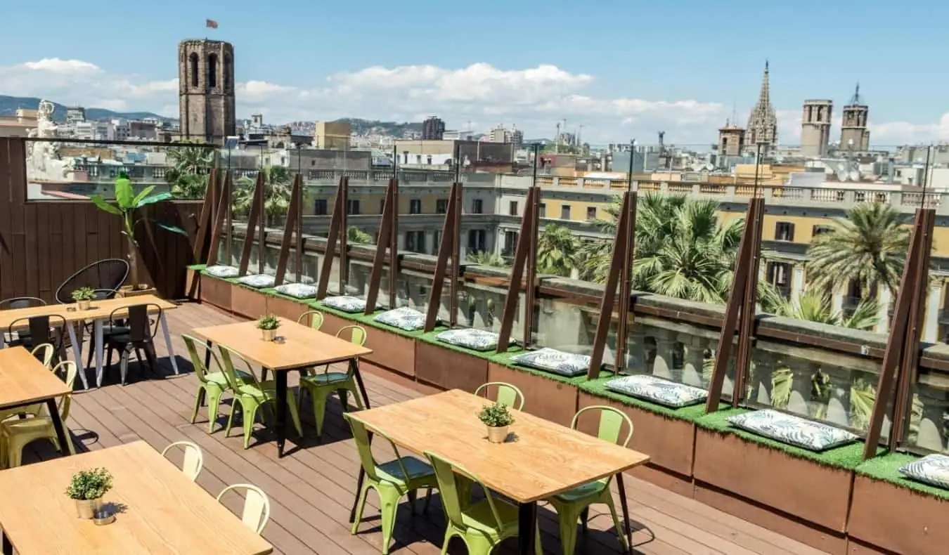 terrazza panoramica con vista su Barcellona, ​​Spagna al Kabul Hostel