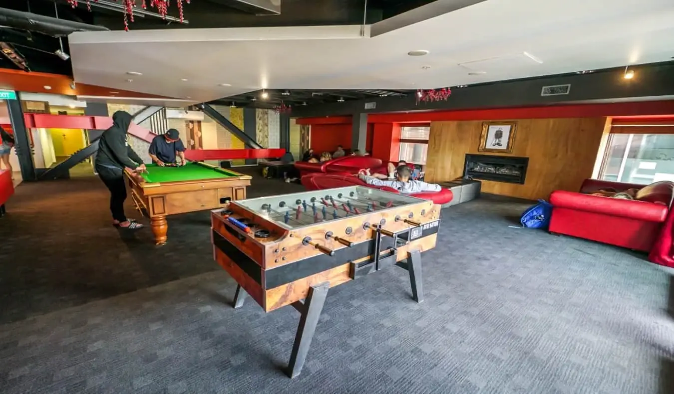 lounge dengan kolam renang dan meja foosball di nomad