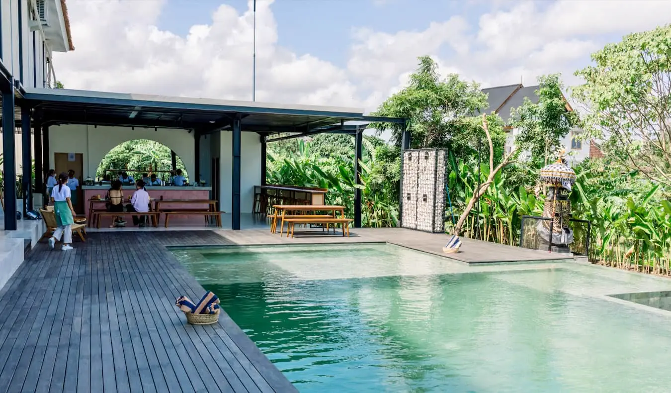 Gent que passa l'estona a prop de la piscina de l'alberg Tribal Bali