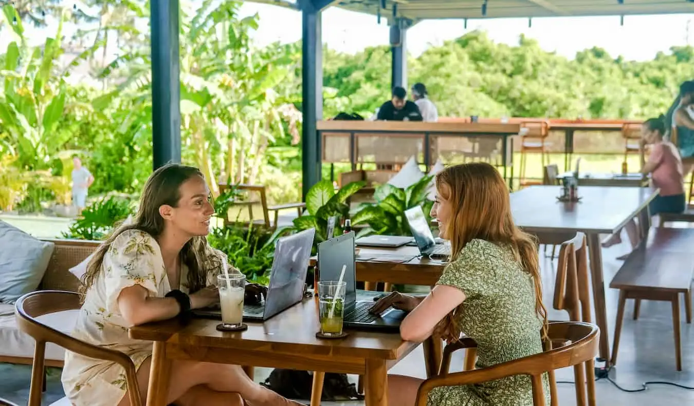 To jenter som prater og henger på Tribal Bali hostel