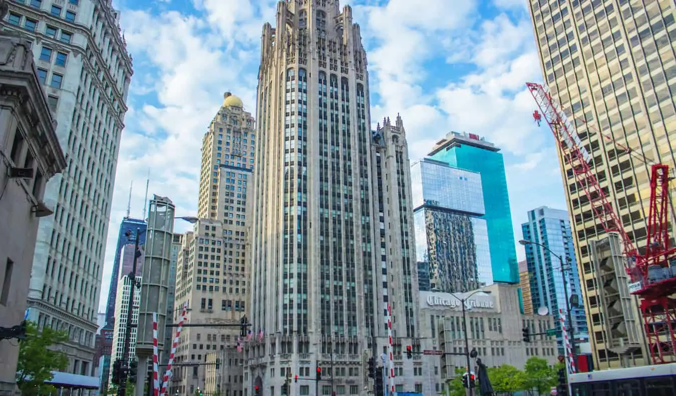 Hoch aufragende Gebäude und Wolkenkratzer in River North, Chicago