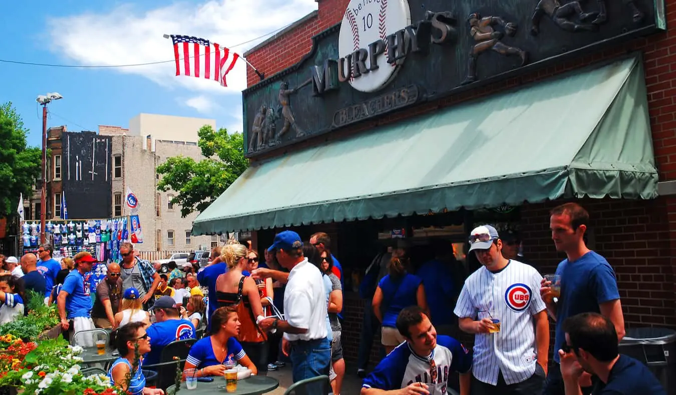 Lokalbefolkningen drikker på en bar nær Wrigley Field i Lakeview, Chicago