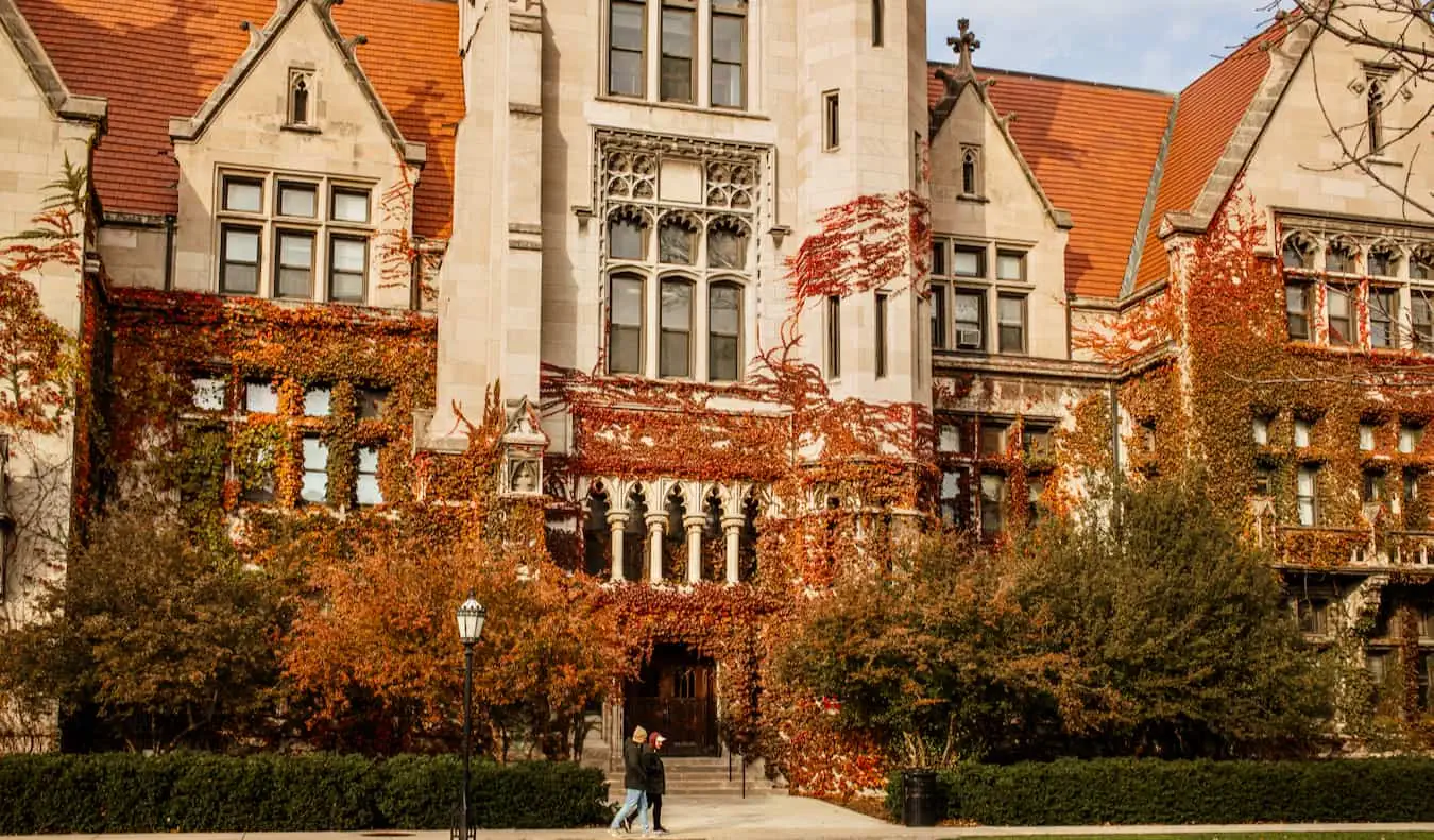 O clădire istorică la Universitatea din Chicago din Chicago, IL