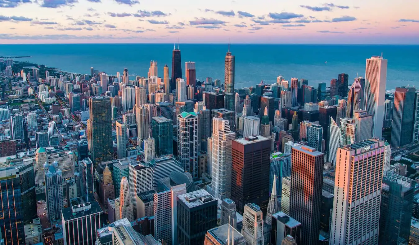 Pemandangan langit Chicago yang menjulang tinggi dan banyak bangunan pencakar langitnya