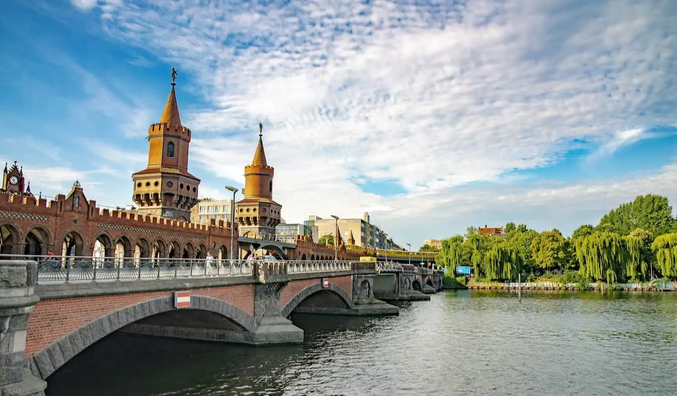 ย่านยอดนิยมของ Friedrichshain มีสะพาน Oberbaum สีแดงอันโด่งดัง