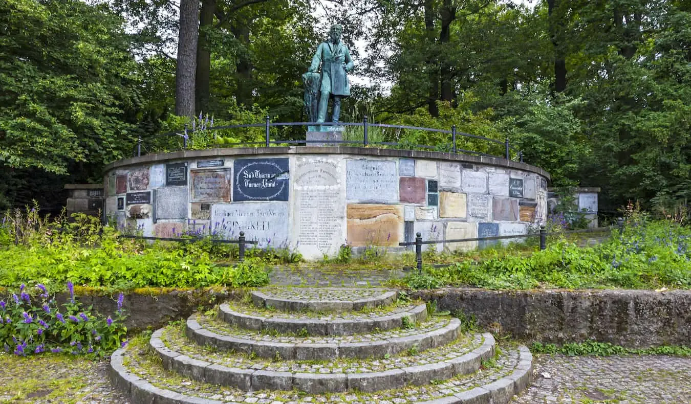 Старая статуя в тихом парке в Нойкельне, Берлин, Германия.