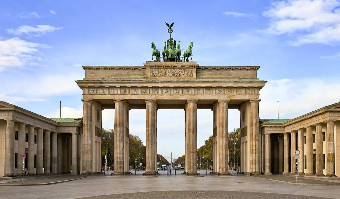 Den ikoniska Brandenburger Tor utan en enda besökare i regeringskvarteret, Berlin, Tyskland