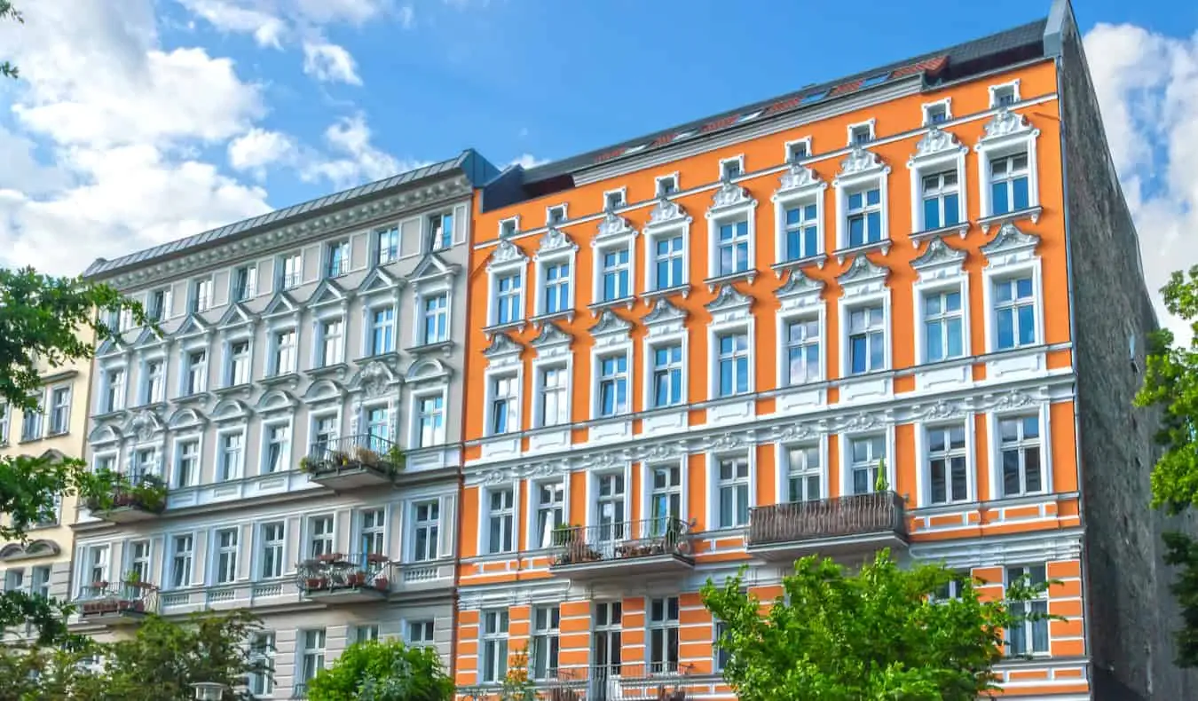 Färgglada hyreshus i stadsdelen Prenzlauer Berg i Berlin, Tyskland