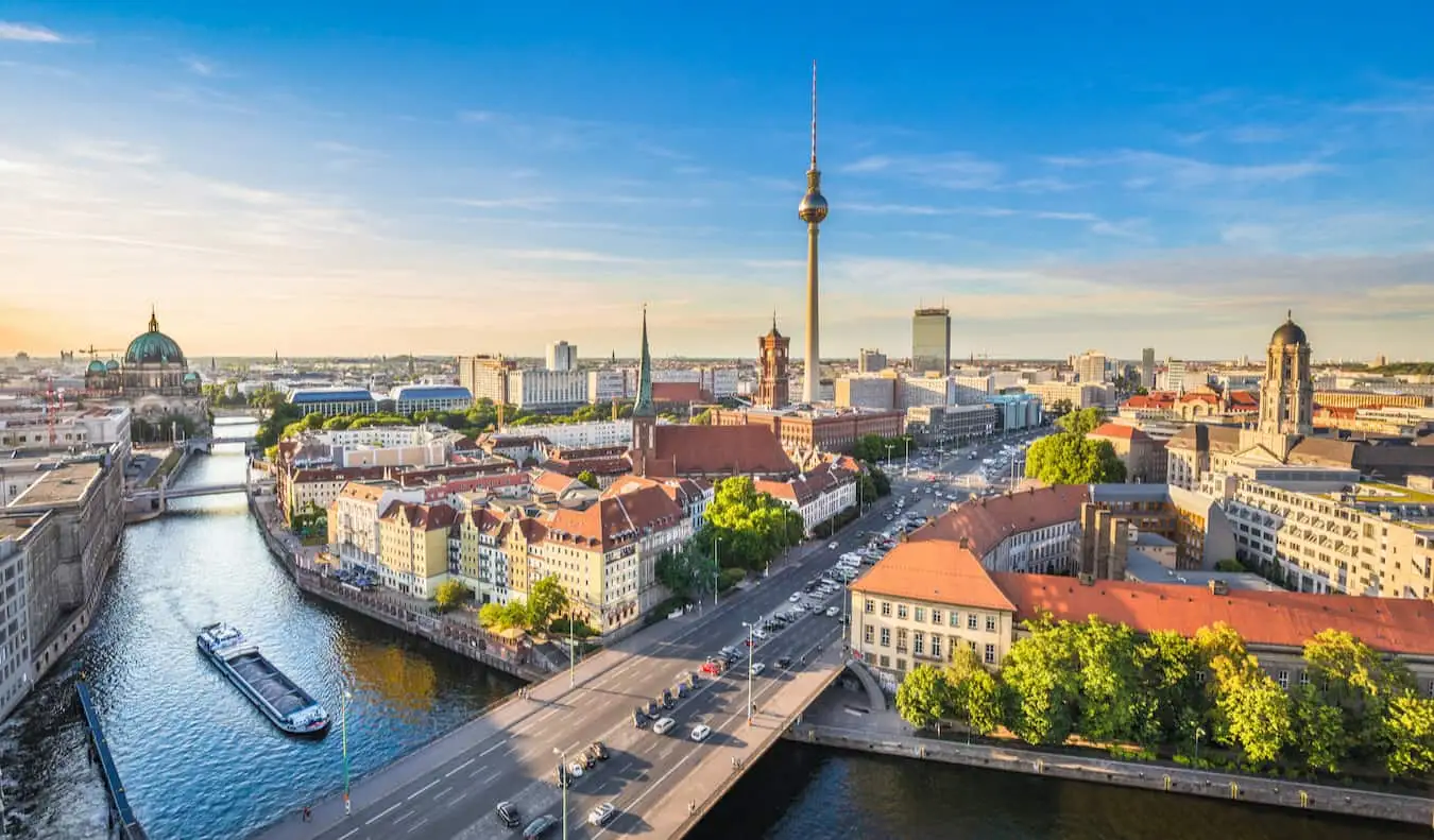 Le vaste horizon de Berlin vu du dessus de l'eau, avec la cathédrale de Berlin au loin