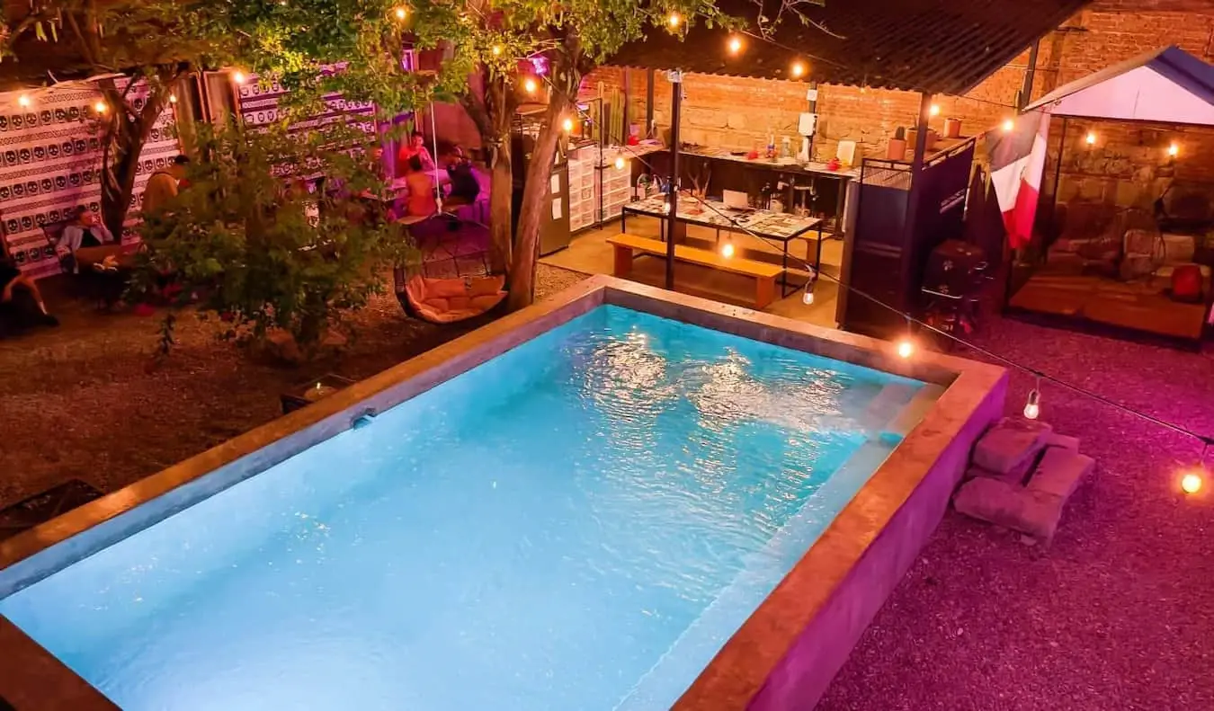 Una relajante piscina al aire libre en el Hostal Tichuchi en la soleada Oaxaca, México