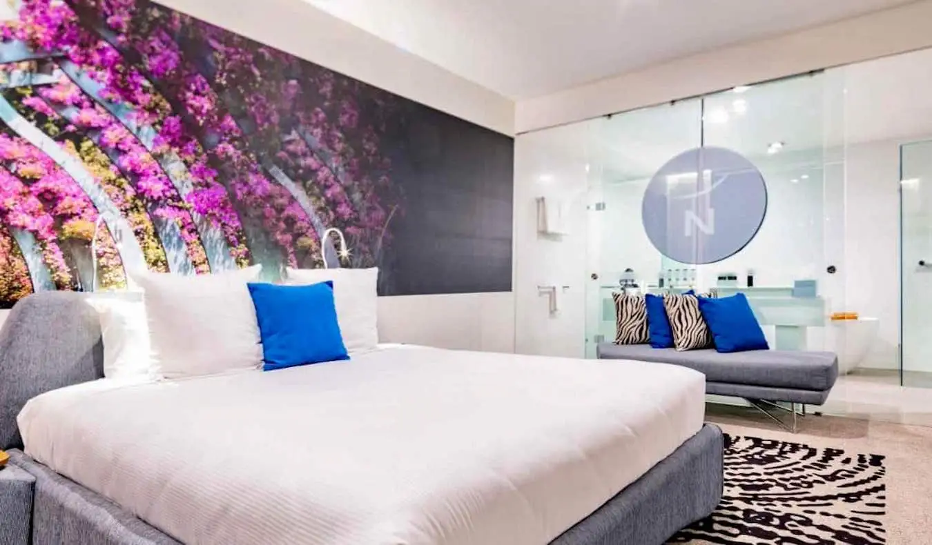 Un immense lit dans une chambre d'hôtel spacieuse de l'hôtel Novotel de Brisbane, en Australie