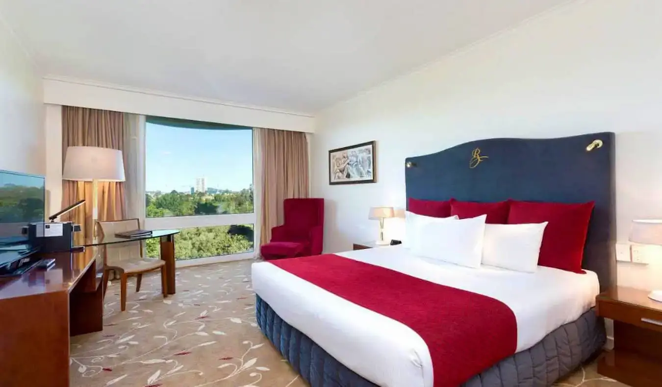 Kamar hotel besar dan lapang di hotel Royal on the Park di Brisbane, Australia