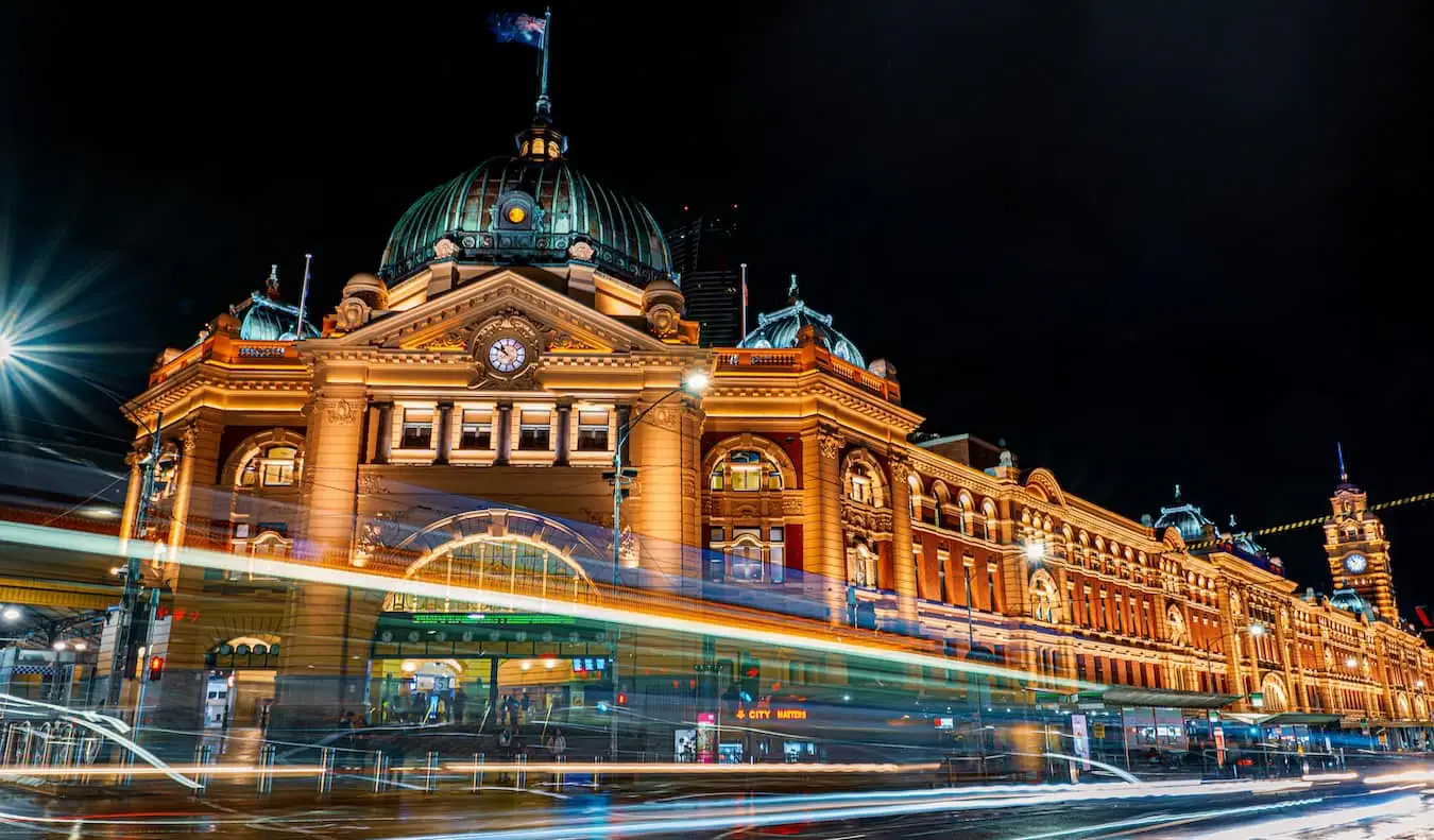 ภาพถ่ายโดยเปิดรับแสงนานในเวลากลางคืนของสถานี Flinders อันโด่งดังในเมลเบิร์น ประเทศออสเตรเลีย