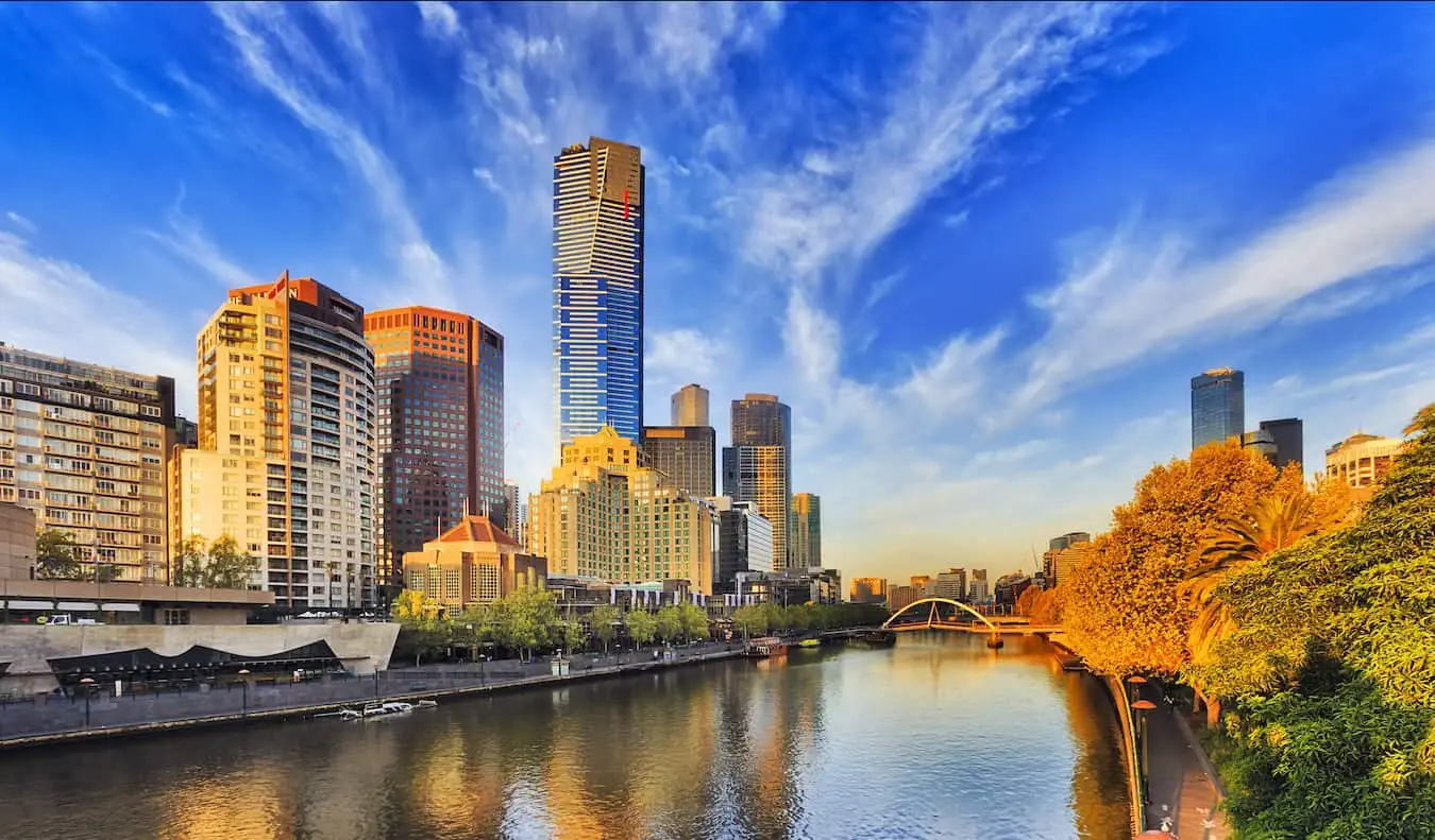 Kilátás Dél-Yarrára a folyó közelében, sok zölddel Melbourne-ben, Ausztráliában