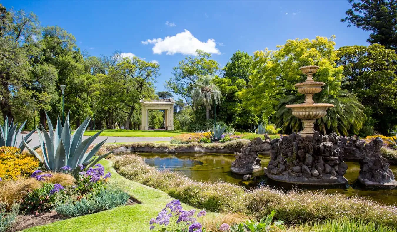 Isang nakakarelaks at luntiang hardin sa lugar ng Fitzroy ng Melbourne, Australia