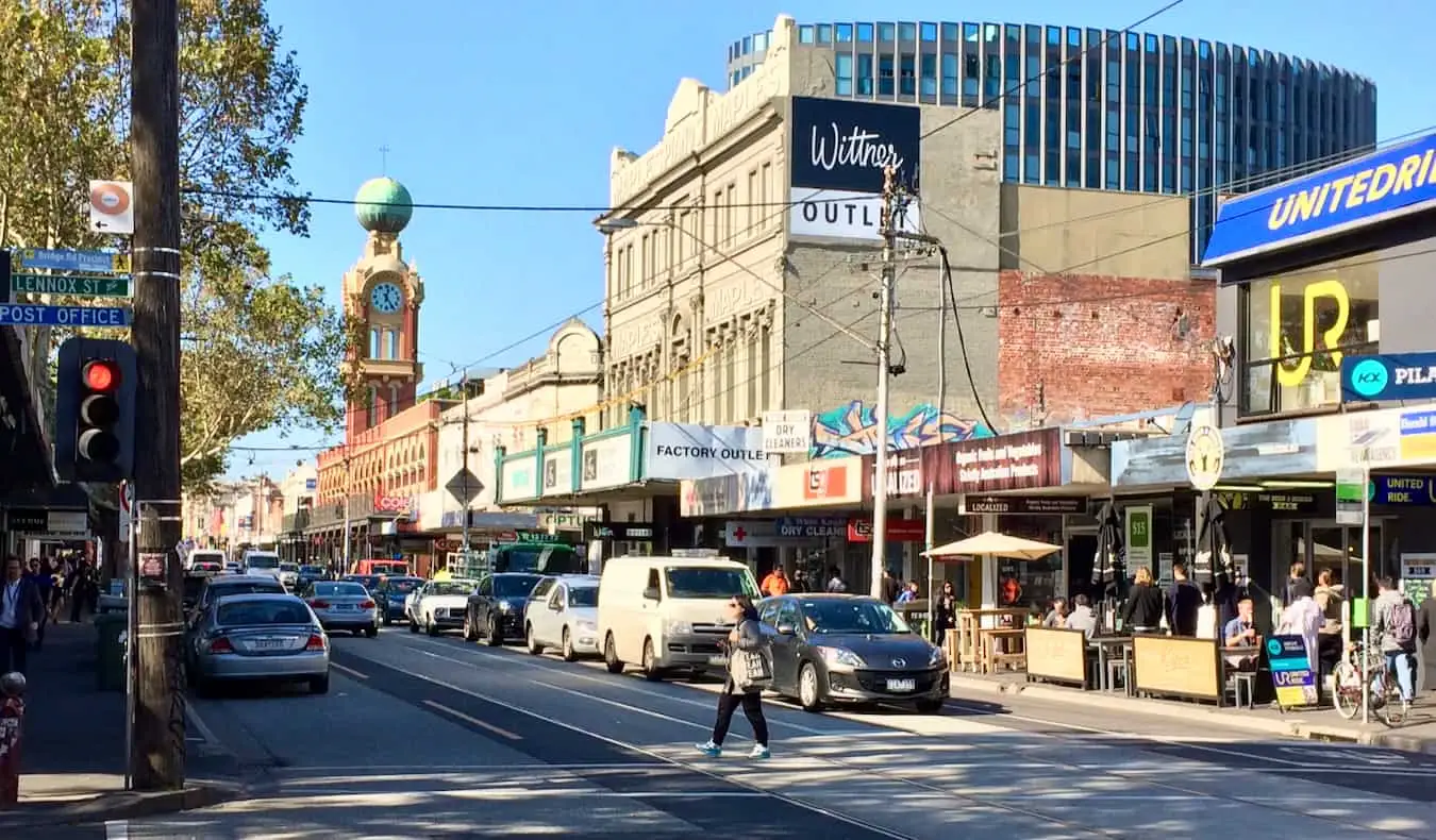 En populär, livlig gata i vackra Richmond, Melbourne i Australien