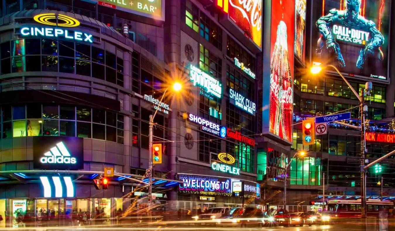 O iluminado e movimentado Eaton Centre em Toronto, Canadá, fica todo iluminado à noite