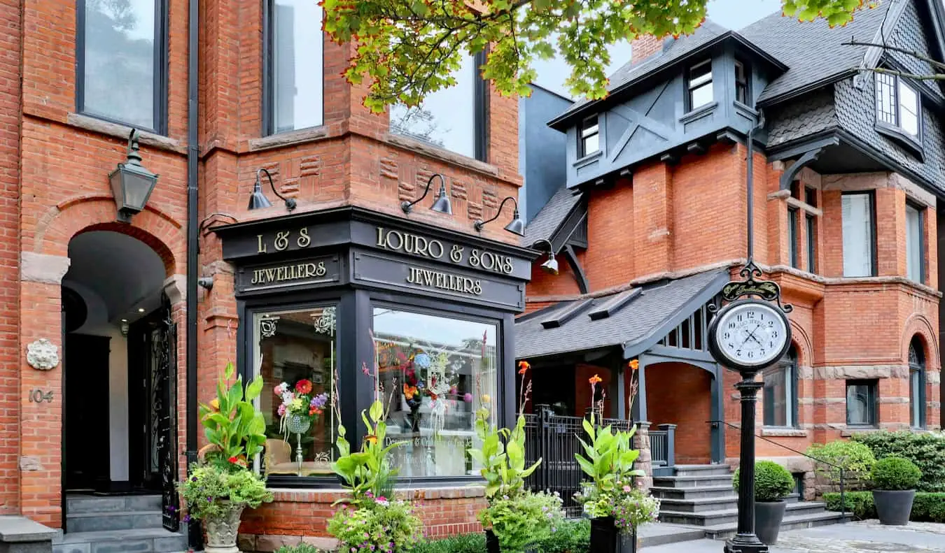 Un magazin fermecător de tip boutique într-o clădire veche din Yorkville, Toronto