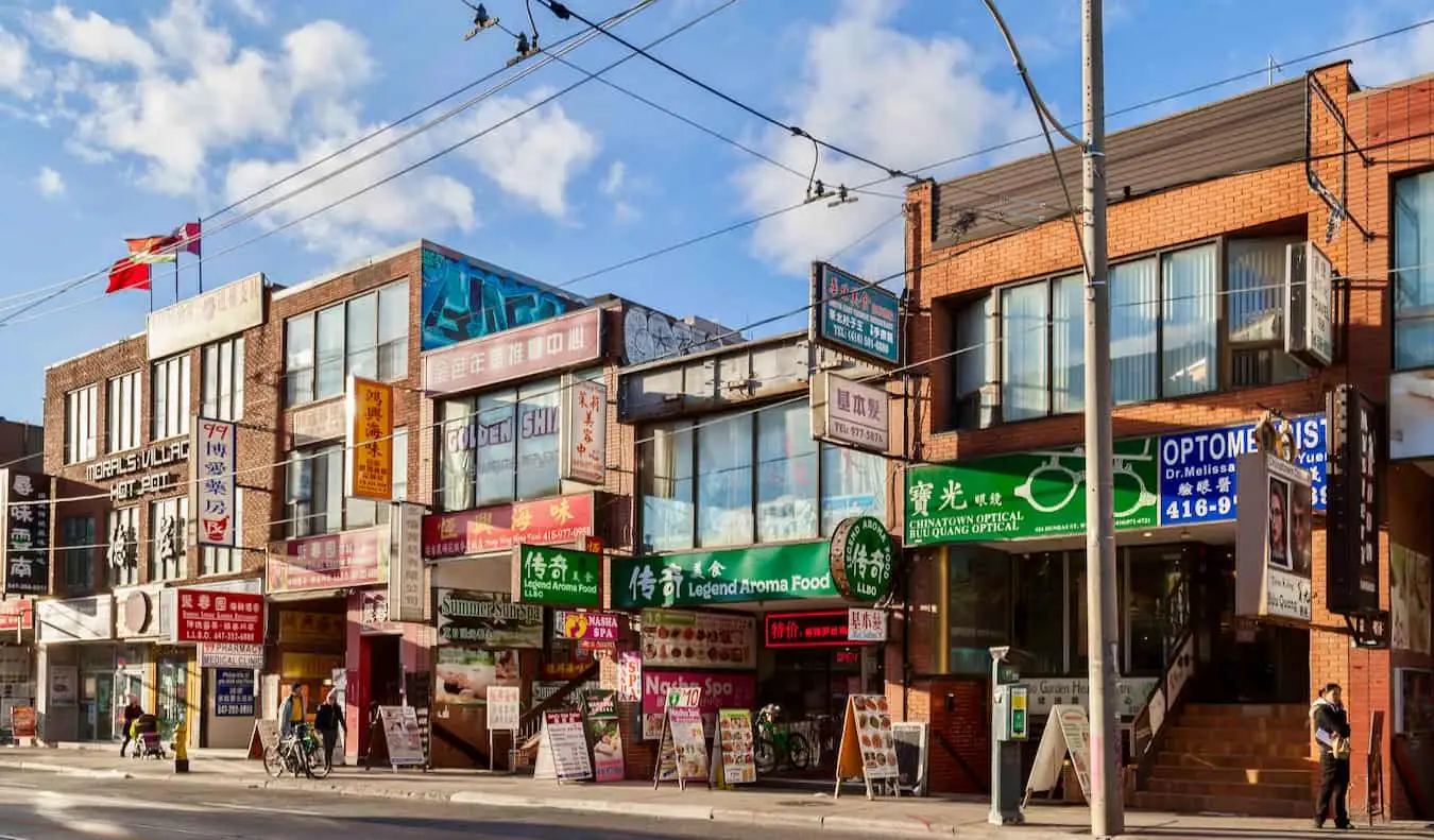 As movimentadas ruas de Chinatown na ensolarada Toronto, Ontário, Canadá