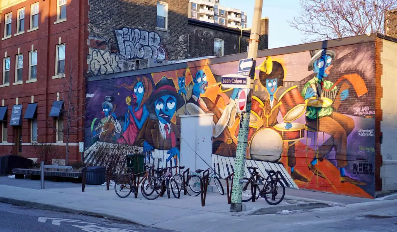 Straßenkunst auf einem alten Gebäude in einer ruhigen Straße im Nebengebäude in Toronto, Kanada