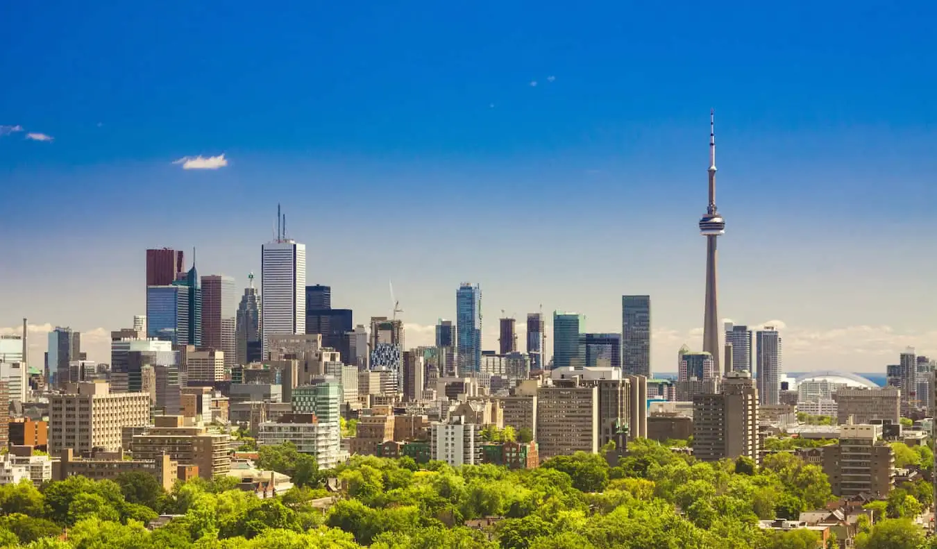 El imponente horizonte de Toronto, Canadá, en un brillante y soleado día de verano