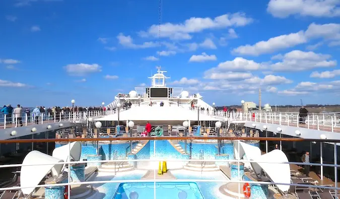 vista de la cubierta de un crucero