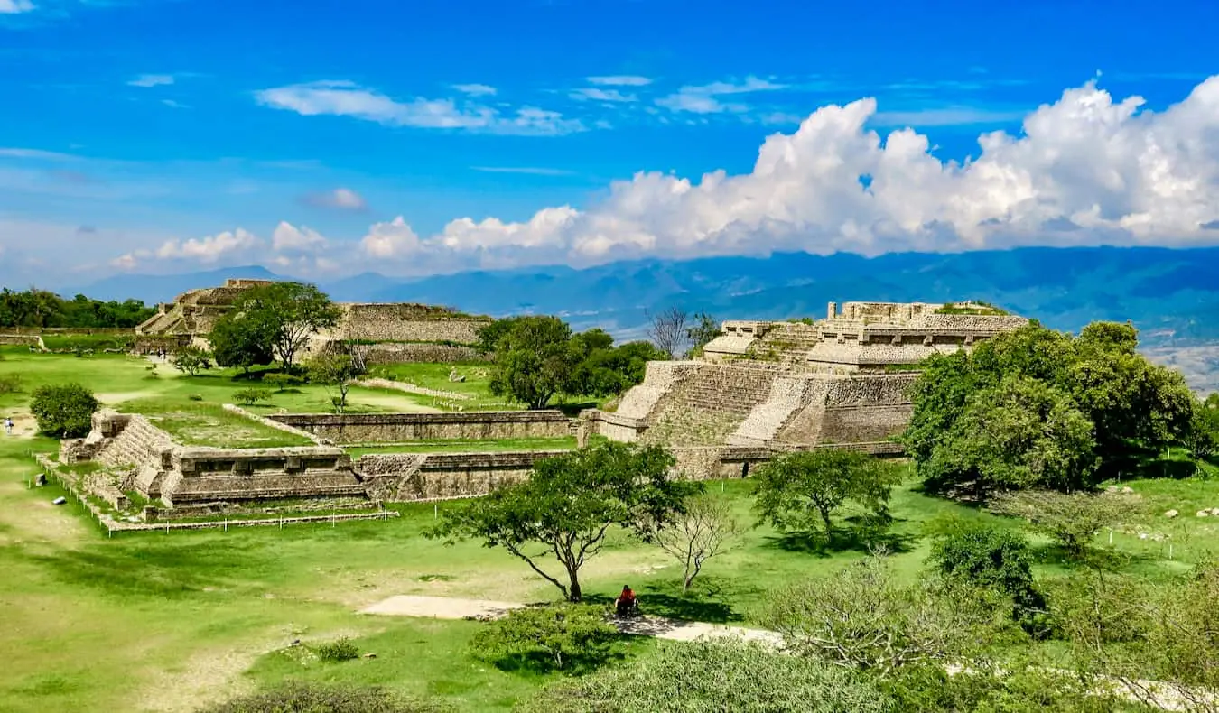 Päikeseline päev ajalooliste Monte Albani varemete kohal Oaxaca lähedal, Mehhikos