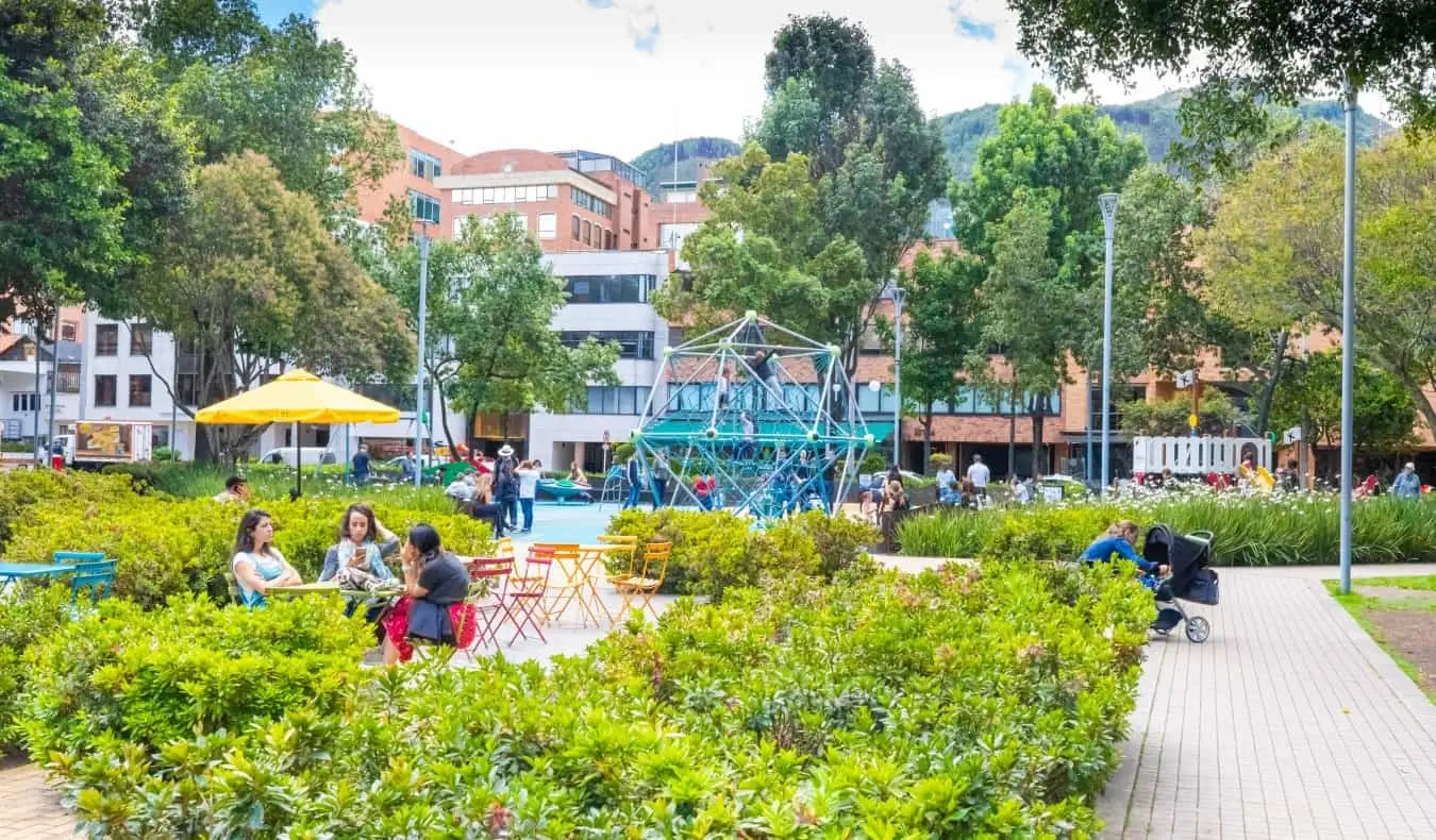 El popular parque, Parque 93, en el barrio de Chapinero en Bogotá, Colombia