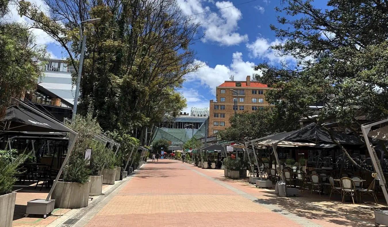 Rua pedestre rosa repleta de cafés ao ar livre na Zona Rosa, Bogotá, Colômbia