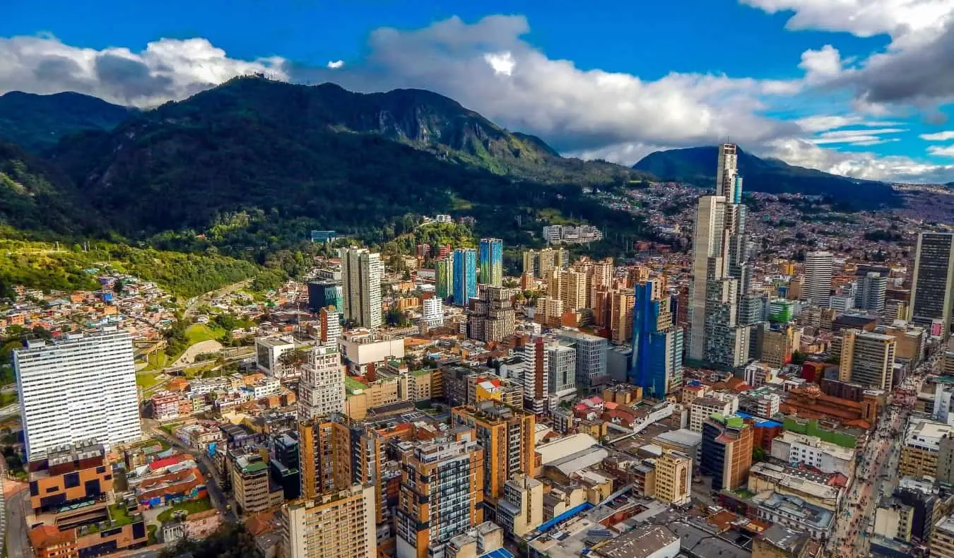 O horizonte de Bogotá, Colômbia, com altos arranha-céus próximos a exuberantes montanhas verdes