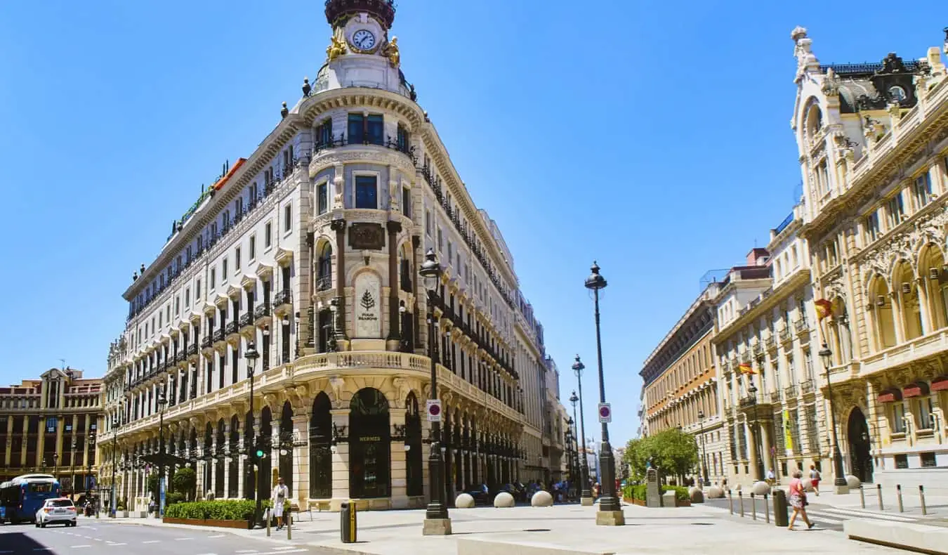 De charmerende historiske bygninger i Madrid, Spanien på en lys sommerdag