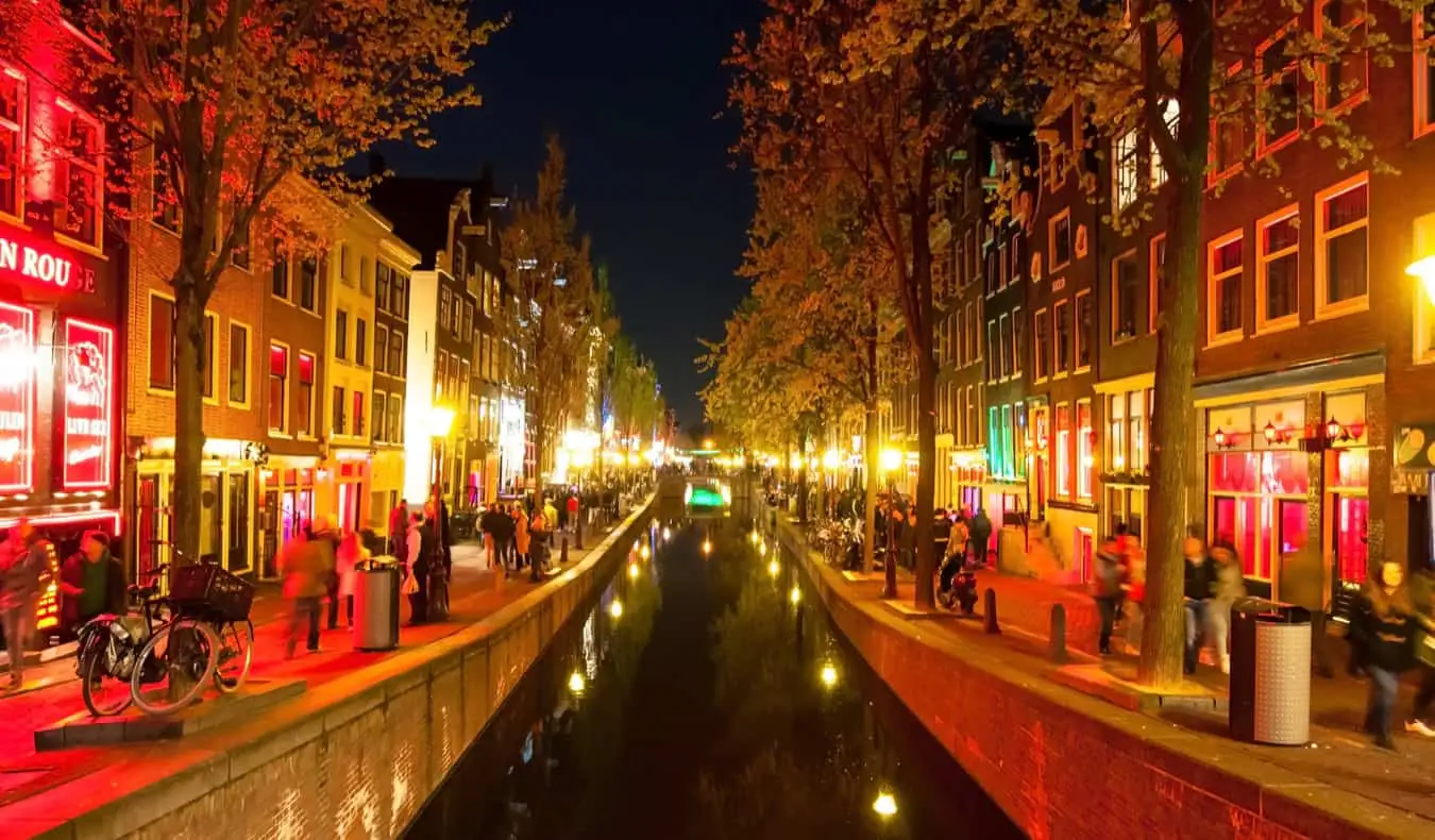 Det berømte Red Light District om natten i Amsterdam, Holland