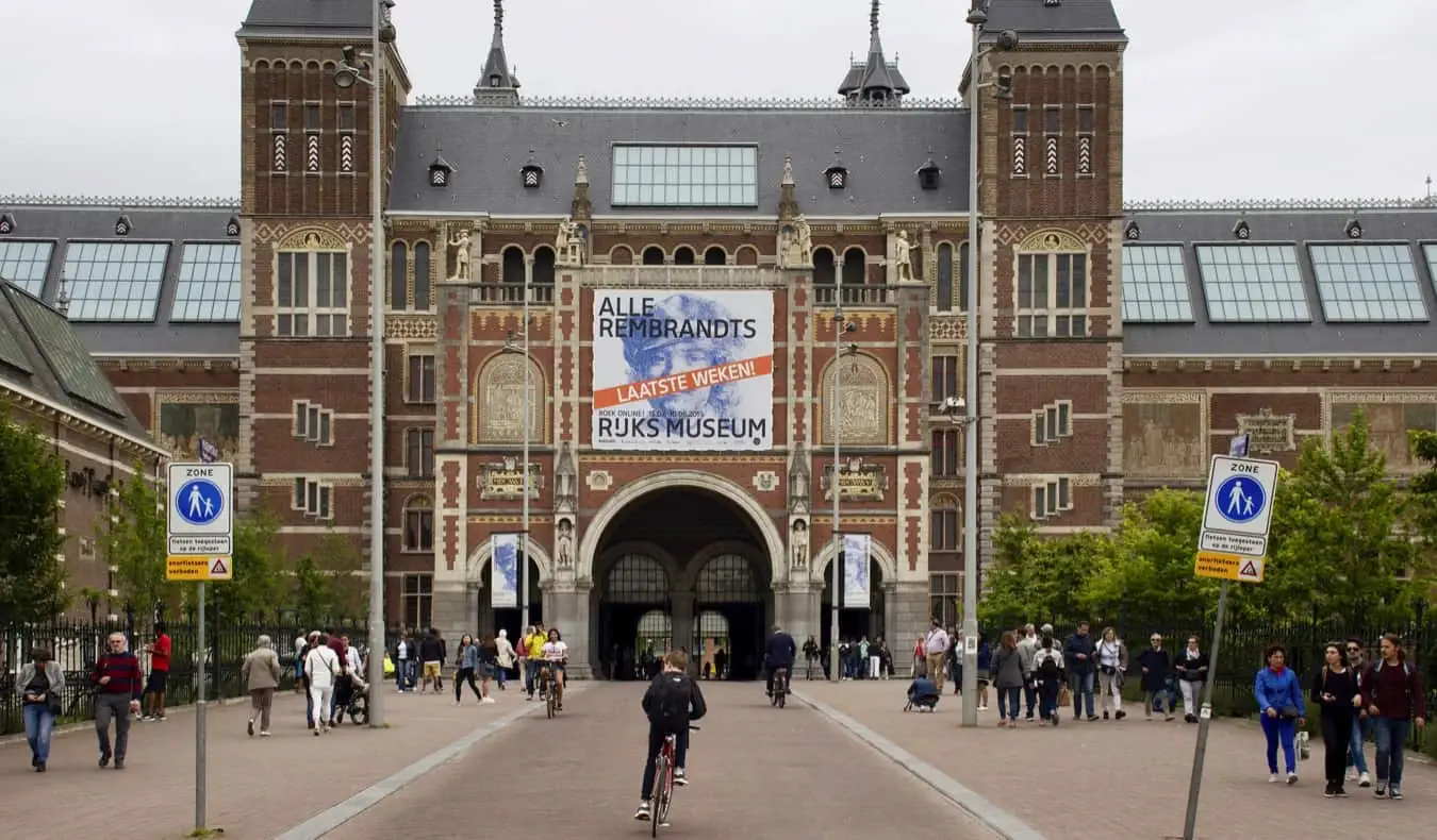 Ett av de många historiska museerna i Museum Quarter i Amsterdam, Nederländerna