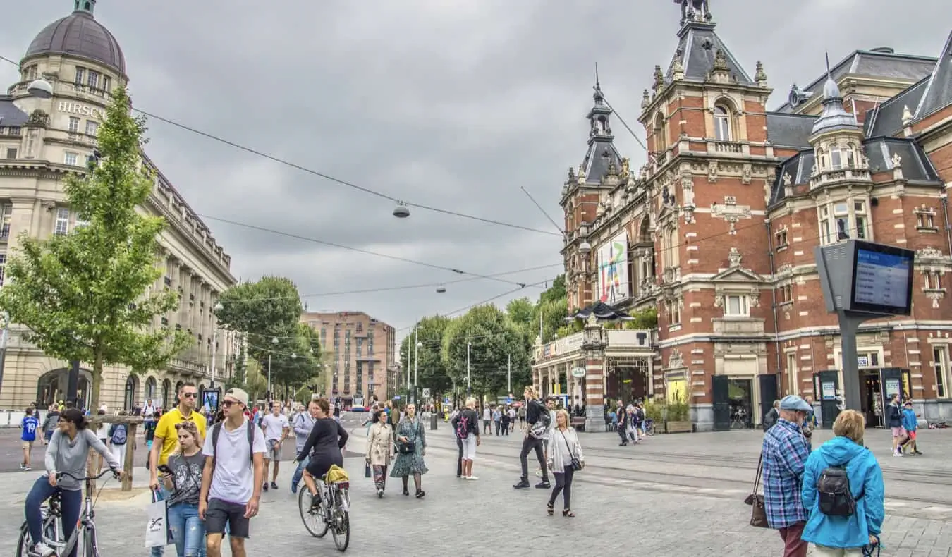 Människor som vi tycker om att njuta av stadsdelen Leidesplein i Amsterdam, Nederländerna