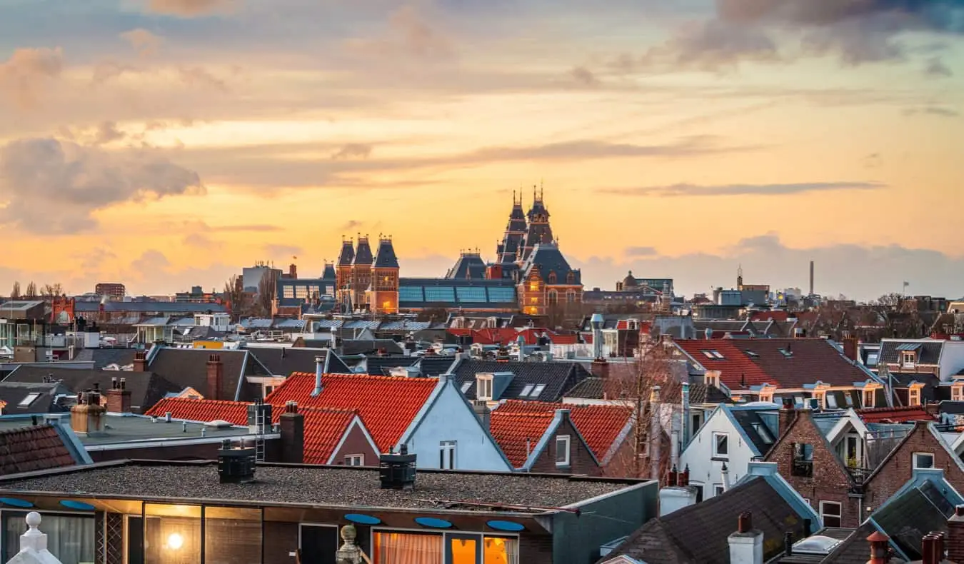 Skyline av det avslappnade De Pijp-distriktet i Amsterdam, Nederländerna