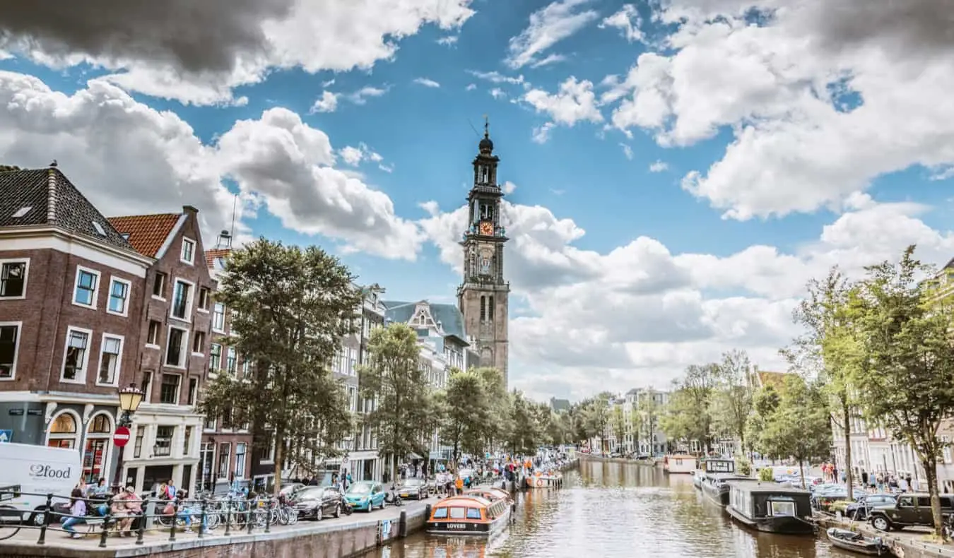 O zi însorită în Jordaan, Amsterdam, de-a lungul canalelor