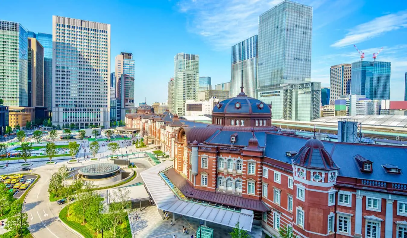 Stesen metro bersejarah Marunouchi di Tokyo yang cerah dan sibuk, Jepun